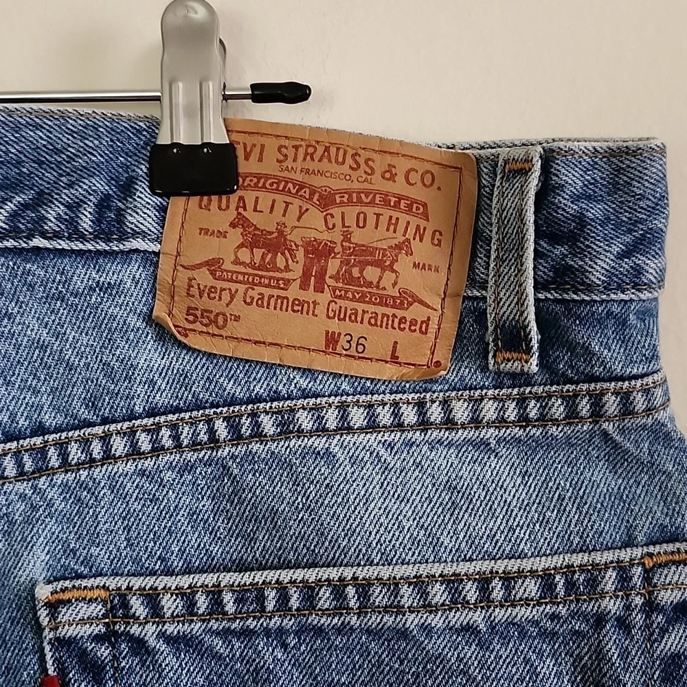 Levis 550 cotton jorts, jean shorts medium wash, mens size 36L